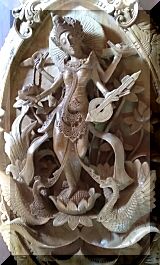 木彫レリーフ　女神サラスワティ